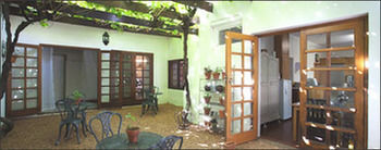 Under Oaks Country house